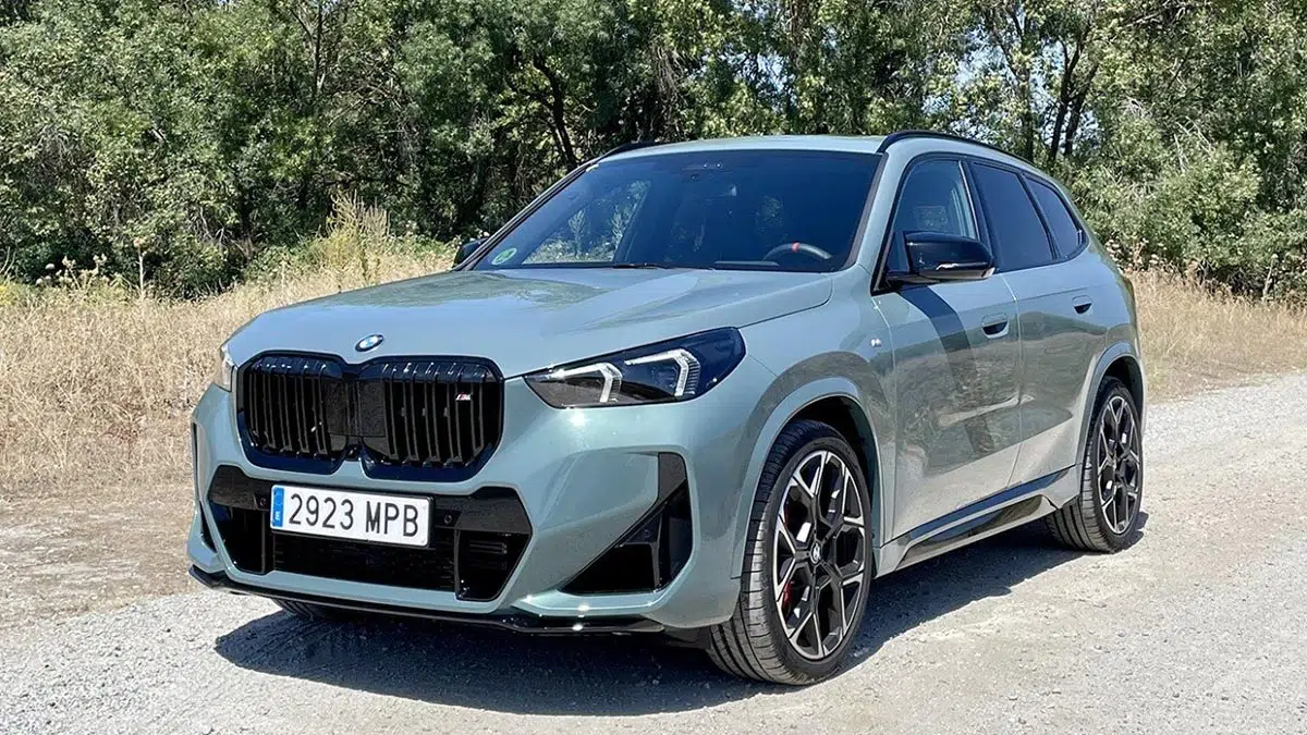Vista frontal del BMW X1 híbrido enchufable