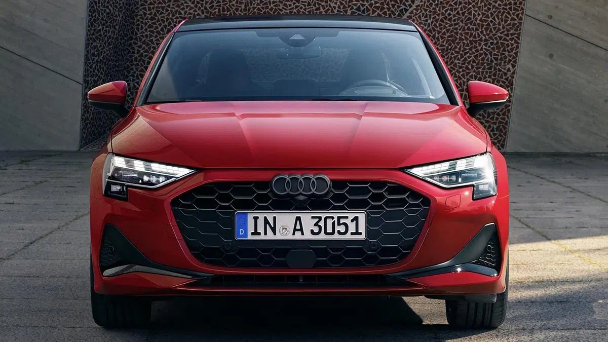 Vista frontal del Audi A3 PHEV 2024, destacando su parrilla Singleframe y elegantes faros LED.