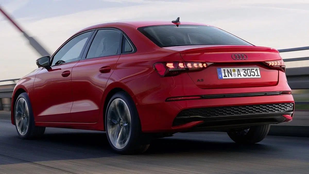 Vista trasera del Audi A3 PHEV 2024, resaltando sus distintivos pilotos traseros y su elegancia compacta.