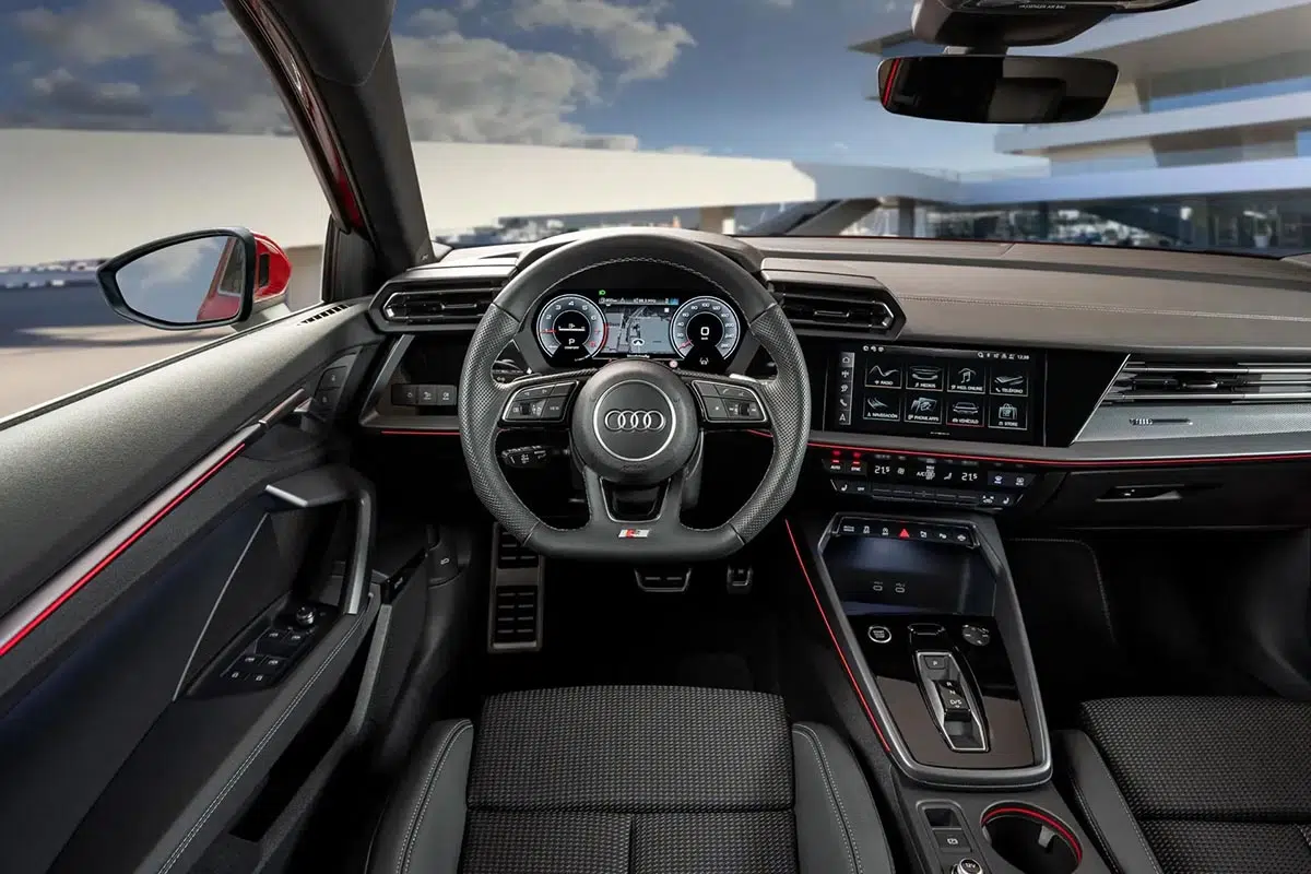 Vista interior del Audi A3 PHEV 2024, destacando su tablero digital y acabados de alta gama.