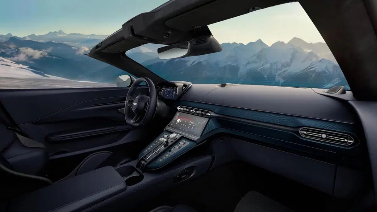 Interior lujoso del Aston Martin Vantage Roadster 2025, con acabados en cuero y tecnología avanzada.