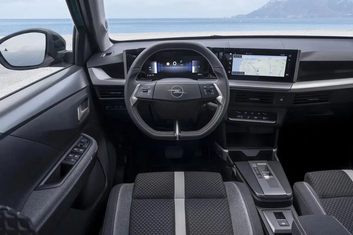 Pantalla táctil central del Opel Frontera 2025 con conectividad Android Auto y Apple CarPlay