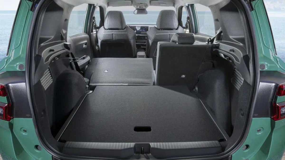 Vista del interior espacioso y modulable del Opel Frontera 2025