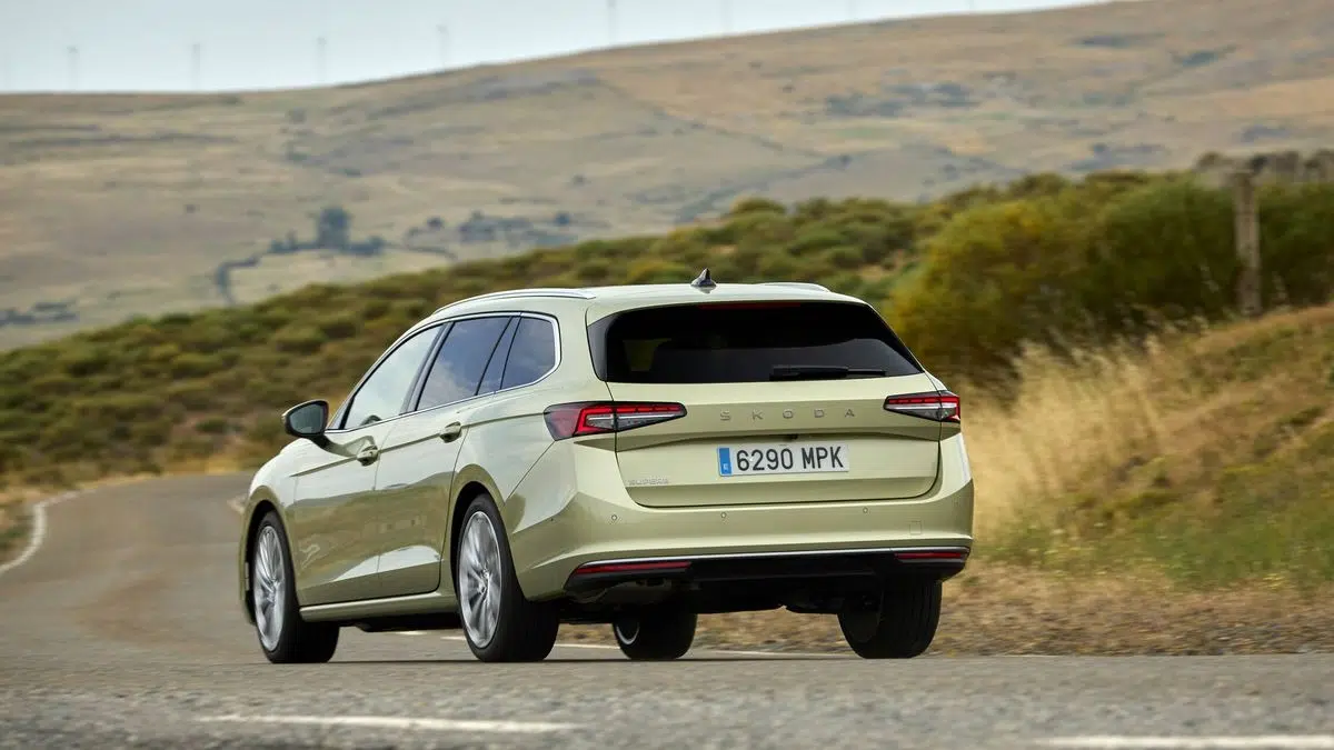 Škoda Superb 2025, una berlina híbrida enchufable que marca un hito