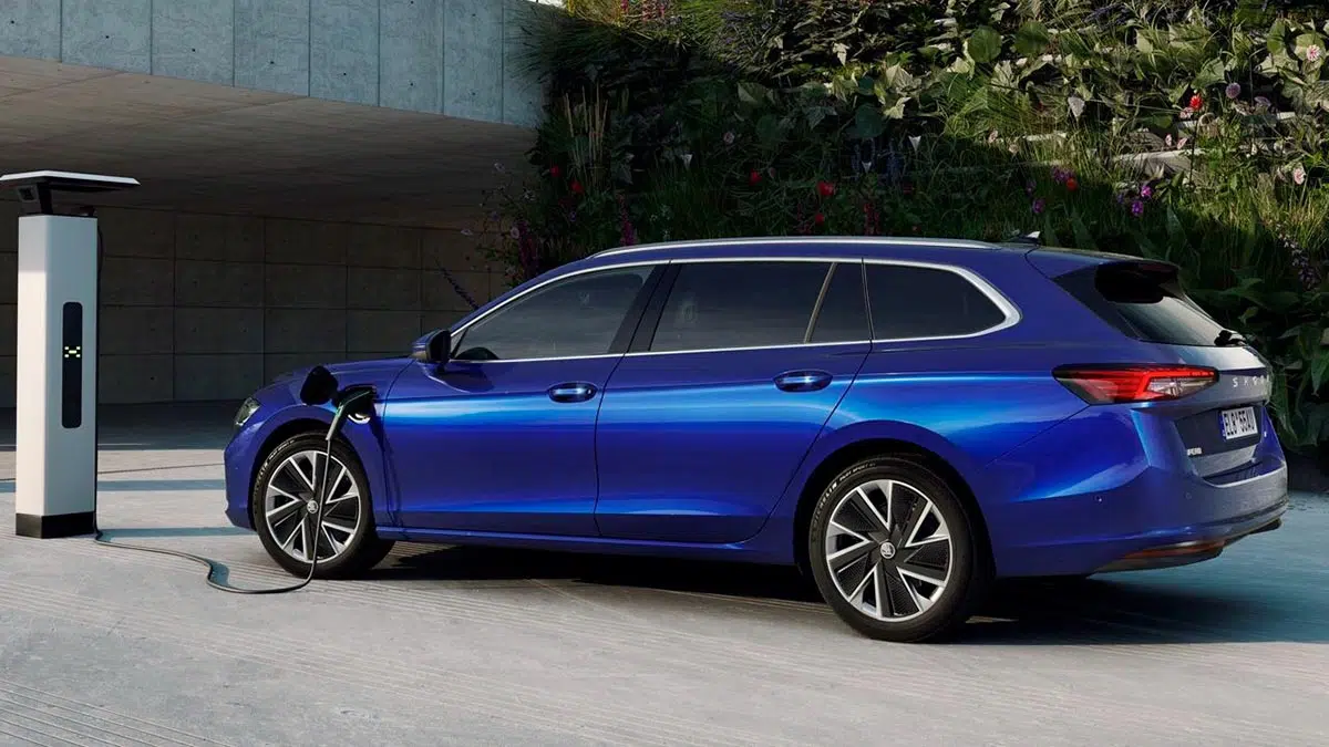 Škoda Superb 2025 con más de 120 km de autonomía eléctrica