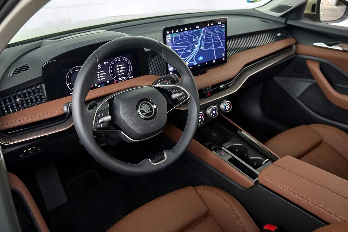 Interior de alta gama de la Škoda Superb 2025 con pantalla táctil central