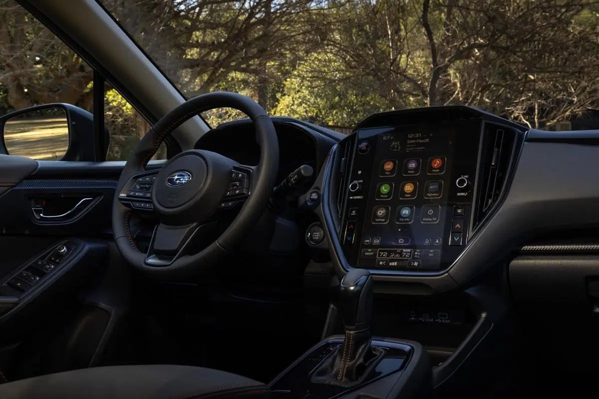 Interior del Subaru Crosstrek Hybrid con pantalla táctil y acabados premium.