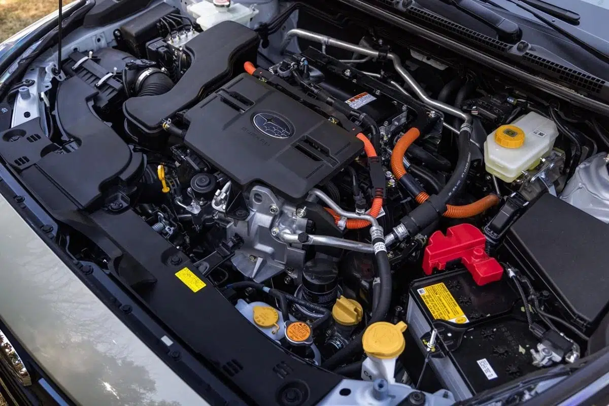 Primer plano del motor híbrido Subaru Crosstrek 2025, destacando la tecnología avanzada del sistema híbrido.