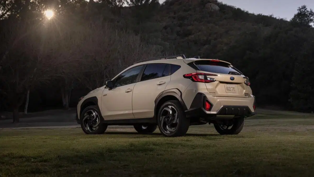 Vista trasera del Subaru Crosstrek Hybrid 2025, mostrando el diseño elegante y las luces traseras LED.