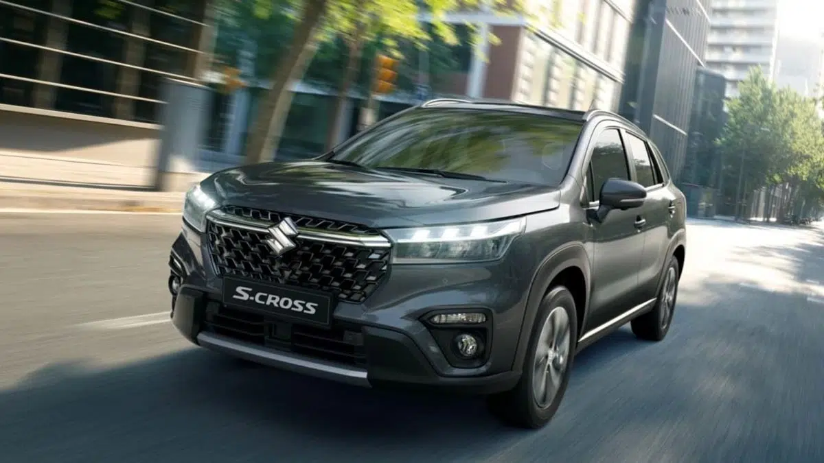Vista frontal del Suzuki S-Cross 2025 en movimiento sobre una carretera