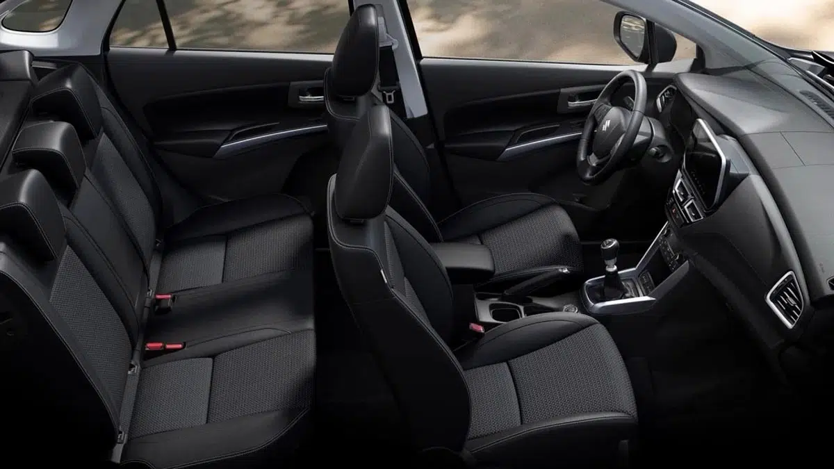 Interior del Suzuki S-Cross 2025 mostrando el espacio interior y la comodidad de los asientos
