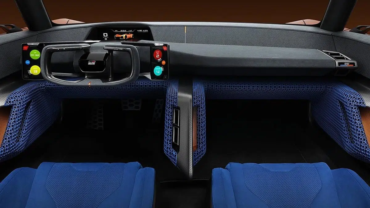 Vista interior del Toyota MR2 con asientos deportivos, un volante compacto y acabados deportivos.
