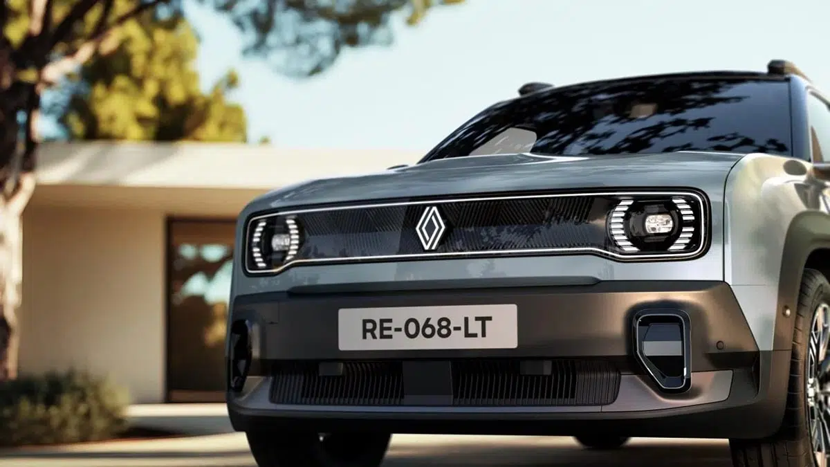 Renault 4 eléctrica expuesta al aire libre, destacando su diseño robusto y moderno.