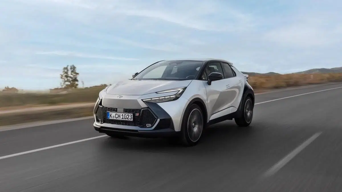 Toyota C-HR circulando por una carretera urbana, destacando su fluidez y dinamismo.