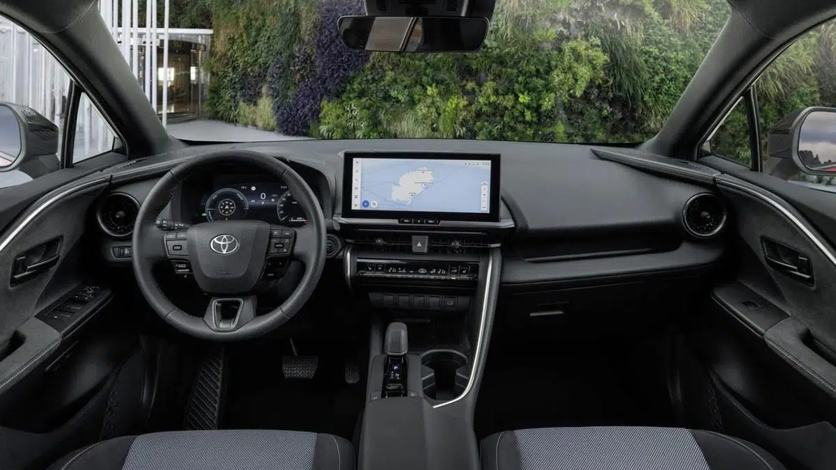 Pantalla del sistema multimedia del Toyota C-HR con mostrador de navegación.