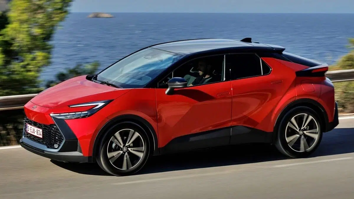 Toyota C-HR Advance presentado con sus acabados de alta gama, un diseño elegante y equipamiento premium.