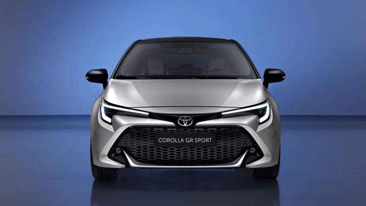Vista frontal del Toyota Corolla 2025 mostrando la nueva parrilla y los faros LED.