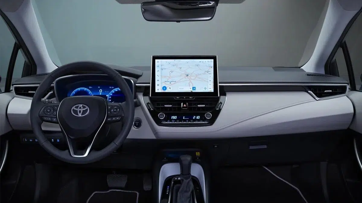 Tablero digital de 7 pulgadas del Toyota Corolla 2025 mostrando información de conducción.