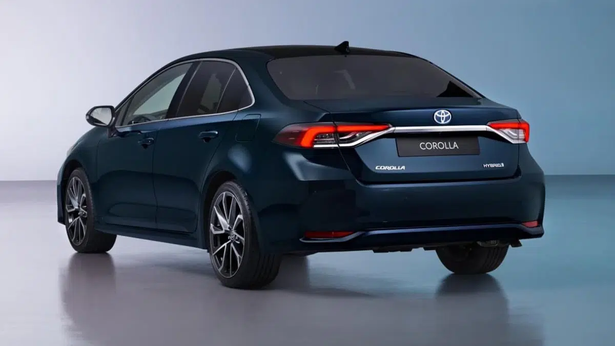 Vista trasera del Toyota Corolla 2025 con luces traseras LED y nuevo parachoques.