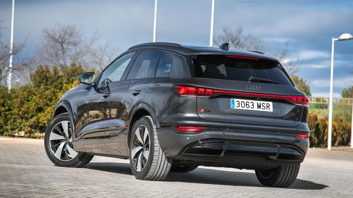 Vista trasera del Audi Q6 e-tron quattro, destacando las luces traseras OLED y el diseño robusto.
