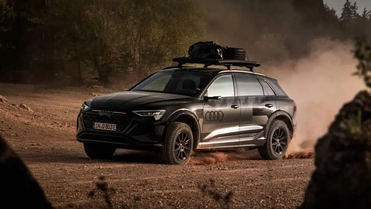 Vista frontal del Audi Q6 e-tron todoterreno atravesando un terreno difícil
