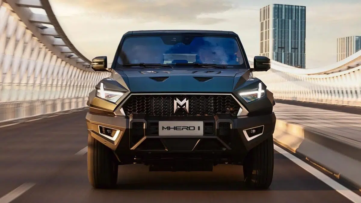 Vista frontal del M-Hero 1, destacando su parrilla imponente y sus distintivos faros LED.