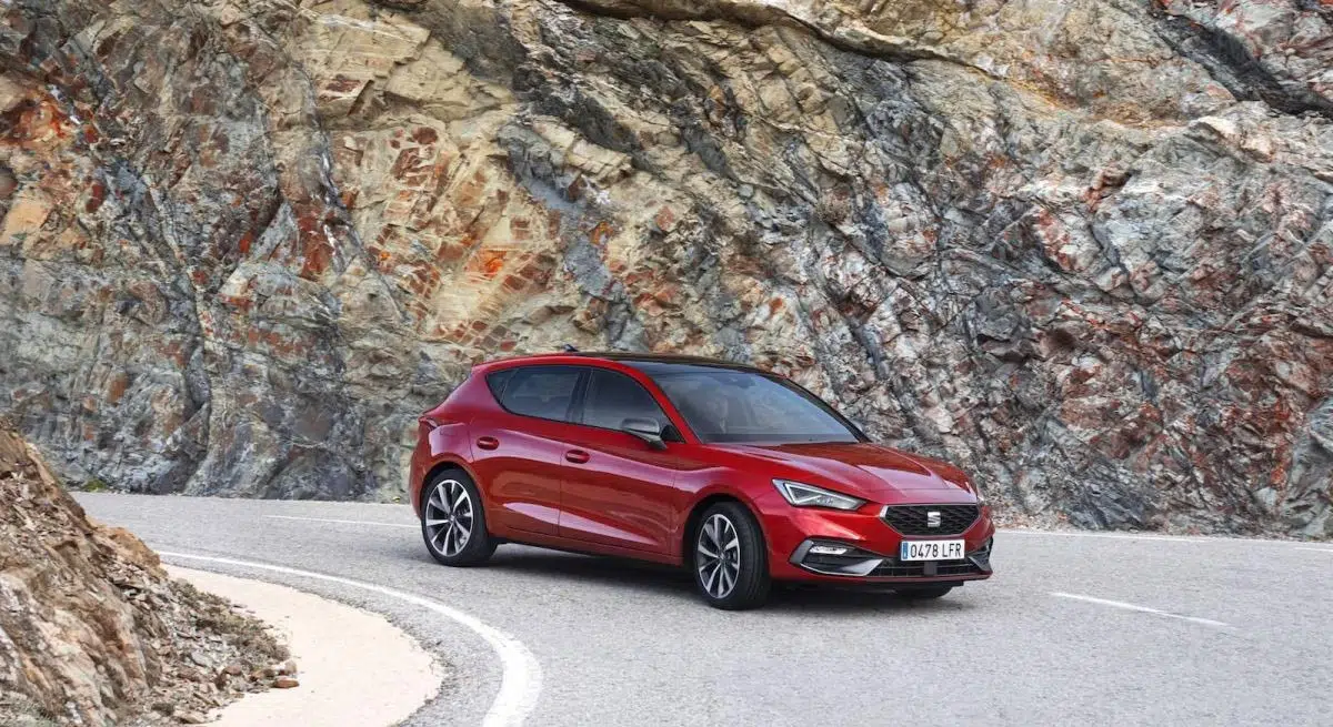 Vista frontal del SEAT León e-Hybrid, resaltando su parrilla y faros LED