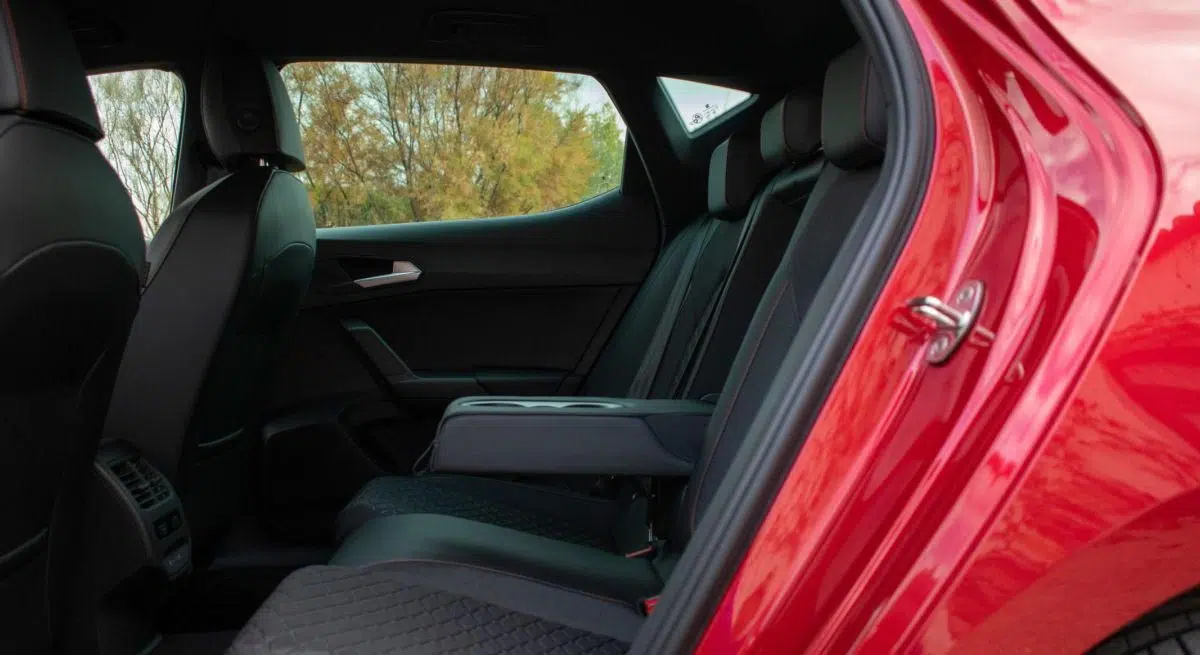 Interior del SEAT León e-Hybrid, ilustrando el confort y materiales premium.