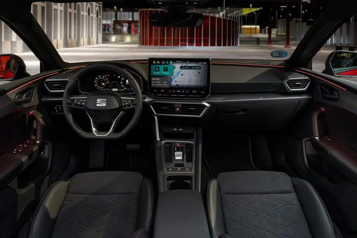 Interior del SEAT León e-Hybrid, con pantalla táctil central y cuadro de instrumentos digital.