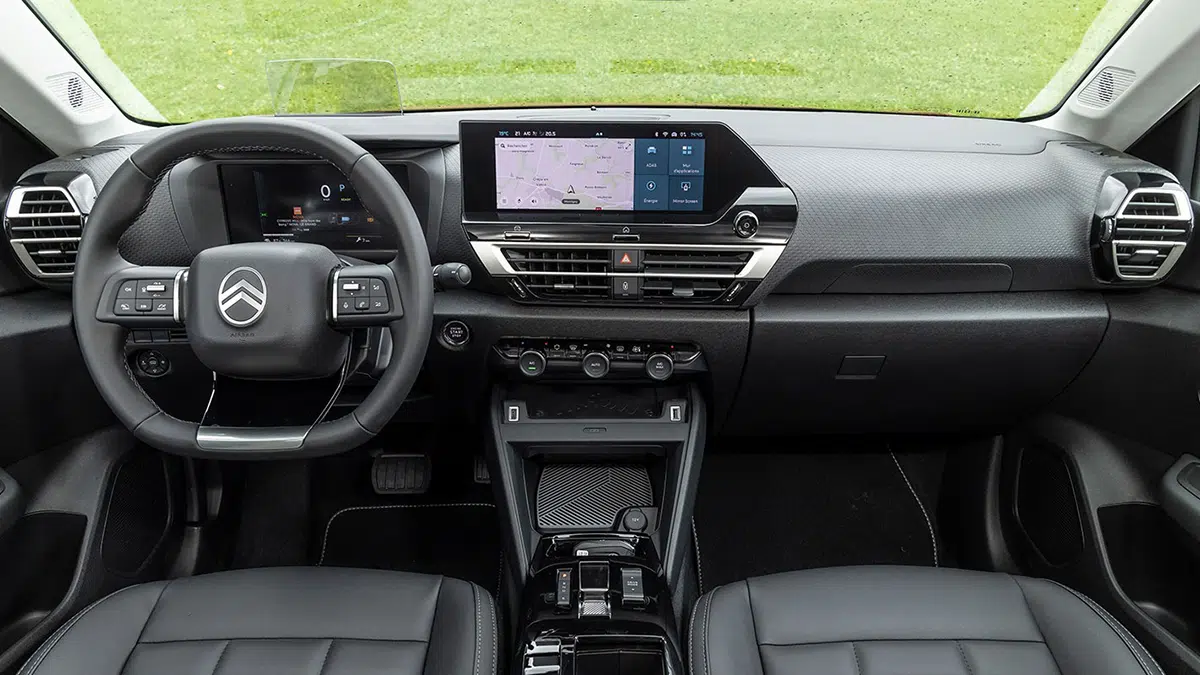 Interior del Citroën ë-C4, destacando el tablero digital, la pantalla táctil central y los acabados modernos