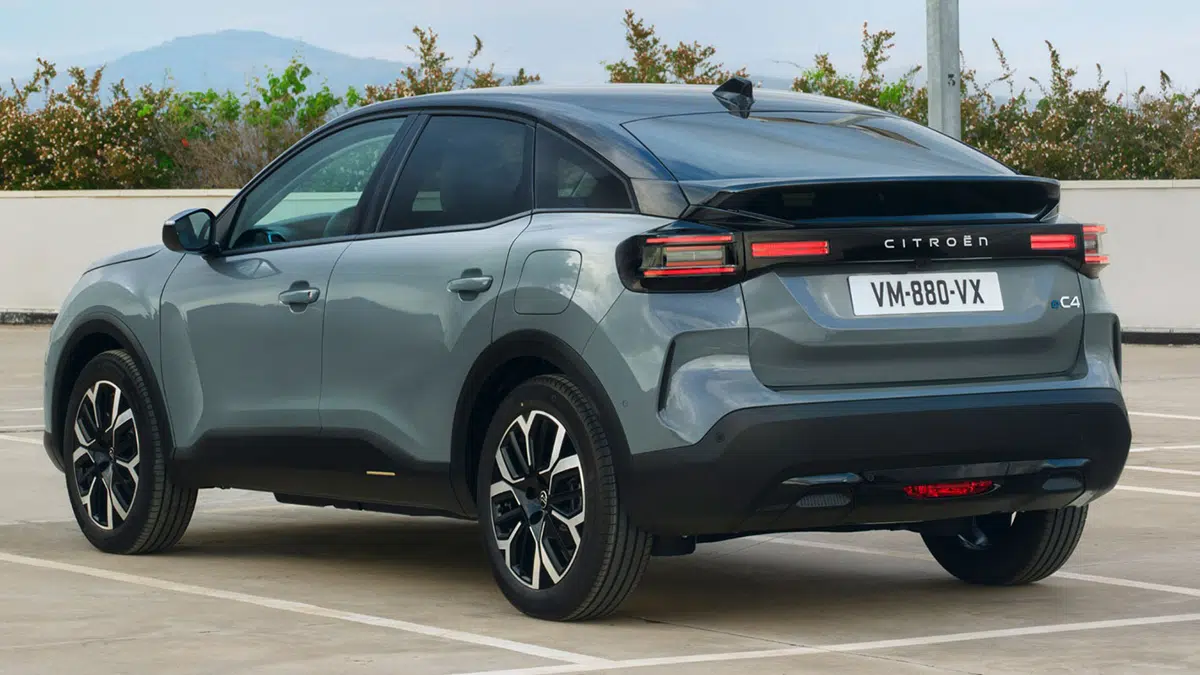 Vista lateral del Citroën ë-C4, que muestra su suspensión con topes hidráulicos progresivos.