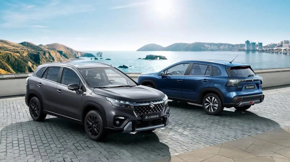 Vista exterior del Suzuki S-Cross 2025 con una parrilla rediseñada y modernos faros LED.
