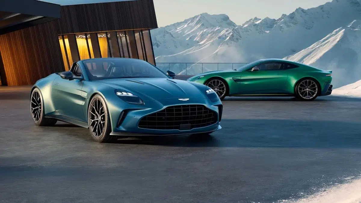 Vista frontal del Aston Martin Vantage Roadster 2025, mostrando su diseño elegante y líneas deportivas.