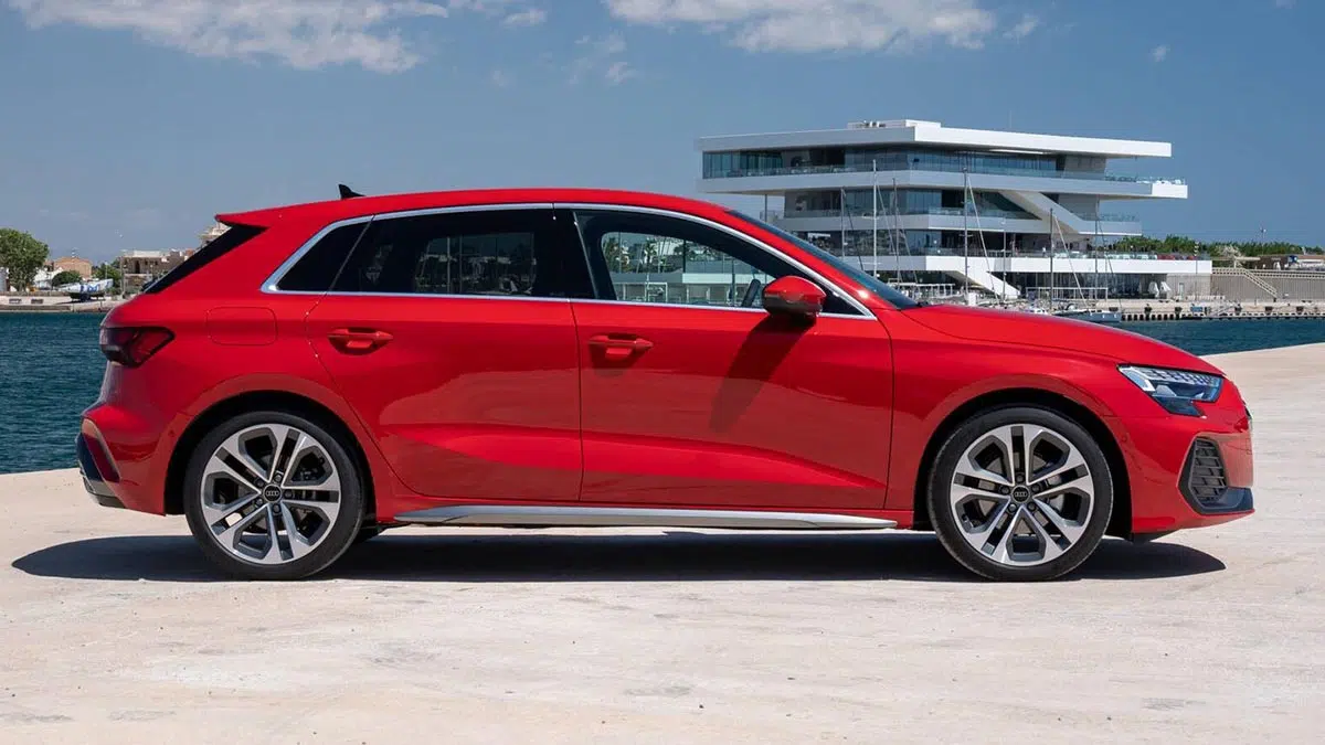 Perfil lateral del Audi A3 PHEV 2024, resaltando sus líneas fluidas y su apariencia deportiva.