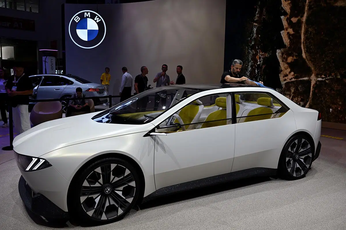 Producción del BMW iX3 y de la MINI eléctrica en China, ilustrando el impacto de las sobretasas sobre estos modelos.