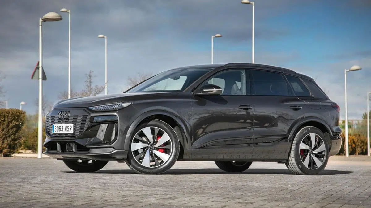 Vista lateral del Audi Q6 e-tron quattro 2025 mostrando sus proporciones elegantes y líneas dinámicas.