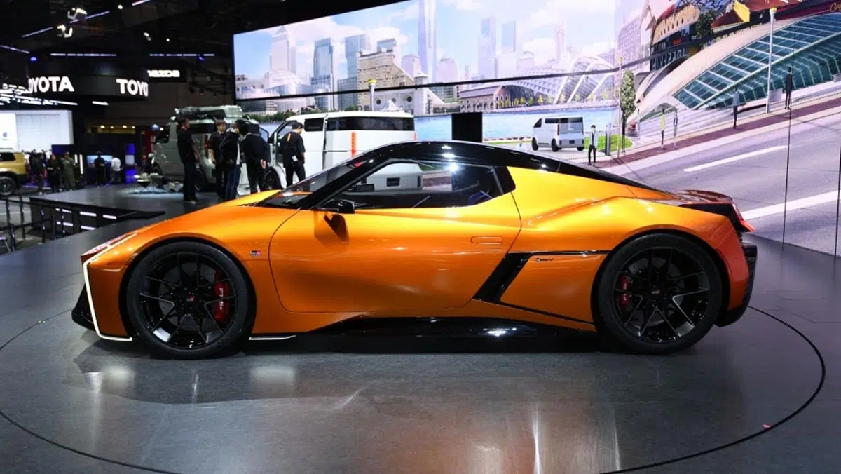 Prototipo Toyota FT-Se con líneas deportivas y un diseño eléctrico expuesto en un podio.