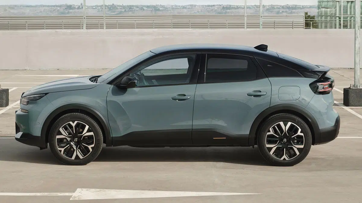 Citroën ë-C4 estacionado en la ciudad, ilustrando su diseño moderno y su nuevo color Mercury Grey