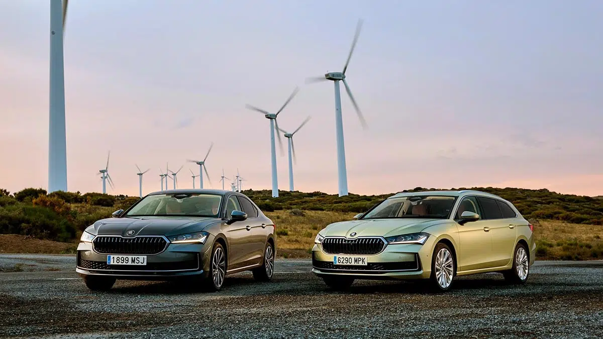 Vista frontal de los modelos de la Škoda Superb 2025 híbrido enchufable