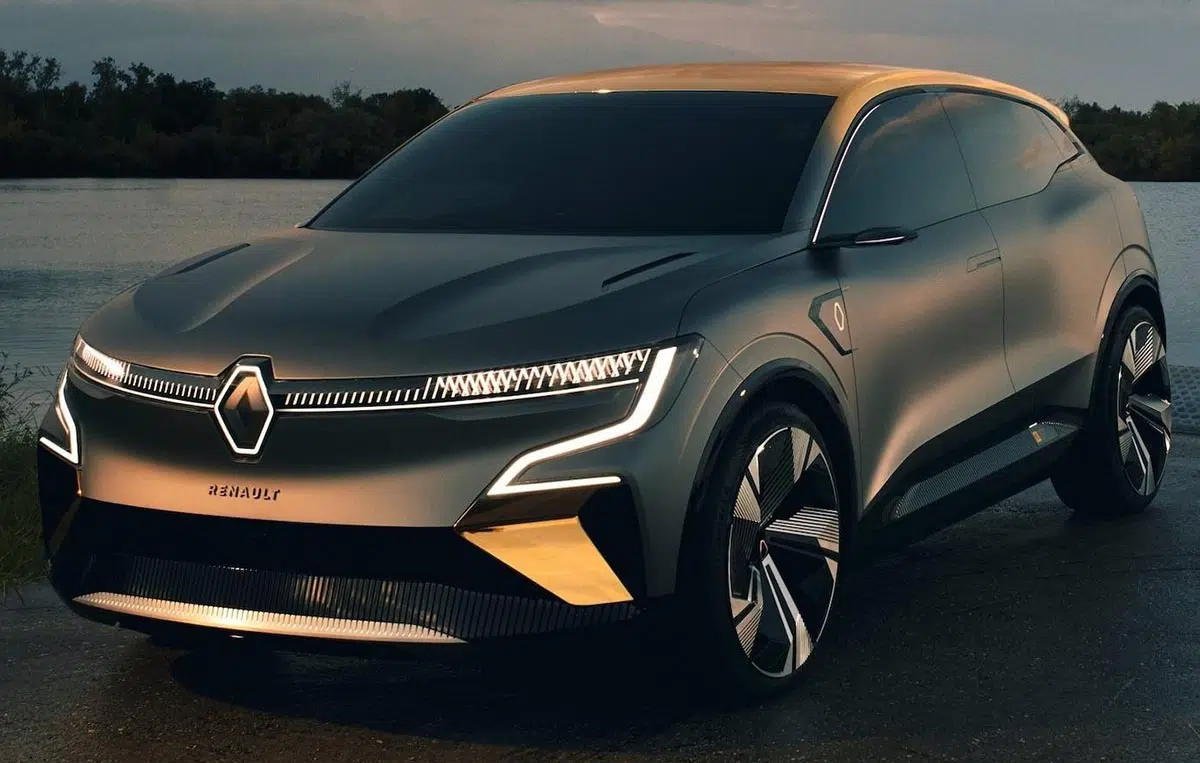 Vista lateral del concepto Renault Mégane eVision, con un diseño futurista y aerodinámico.