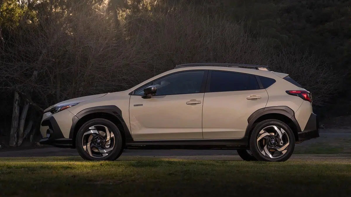 Vista exterior de un SUV Subaru Crosstrek Hybrid, con líneas modernas y llantas todo terreno.