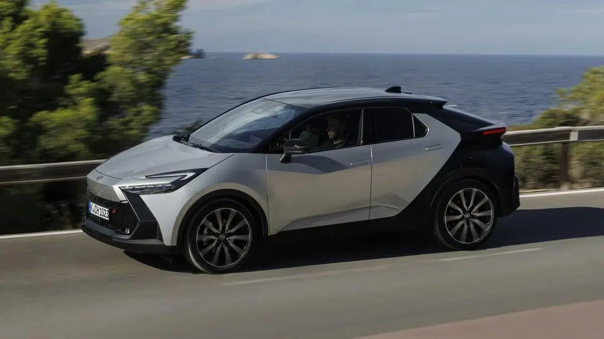 Vista del Toyota C-HR mostrando su diseño dinámico y futurista