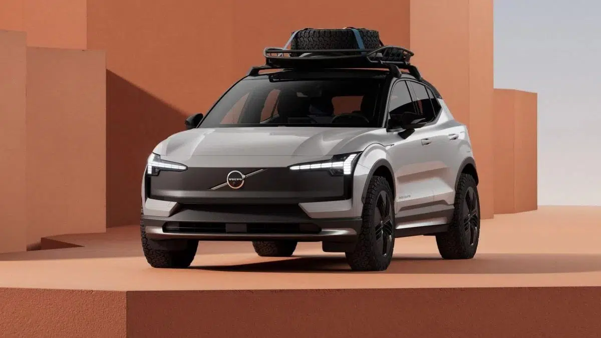 Vista frontal del Volvo EX30 Cross Country con parrilla distintiva y luces LED