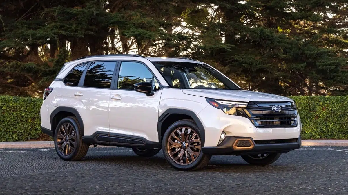  Vista lateral del Subaru Forester Wilderness 2025, destacando sus extensores de aletas negros, su gran altura y sus neumáticos todoterreno.