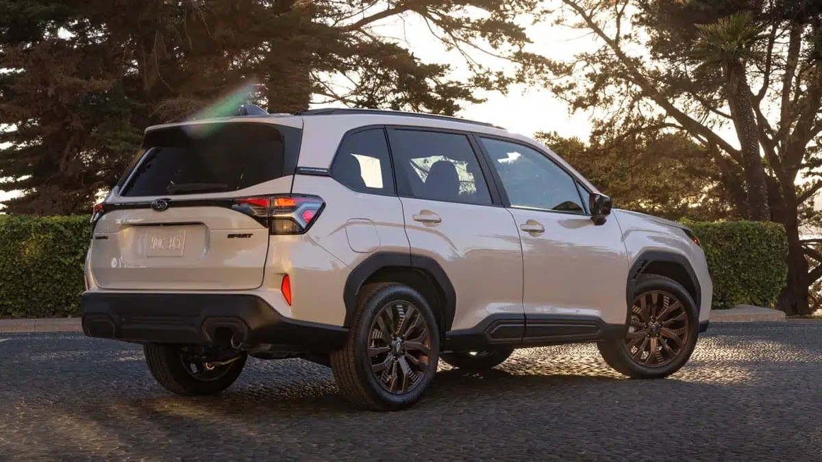 Vista trasera del Subaru Forester Wilderness 2025 con un parachoques robusto, placa protectora y luces LED rediseñadas.