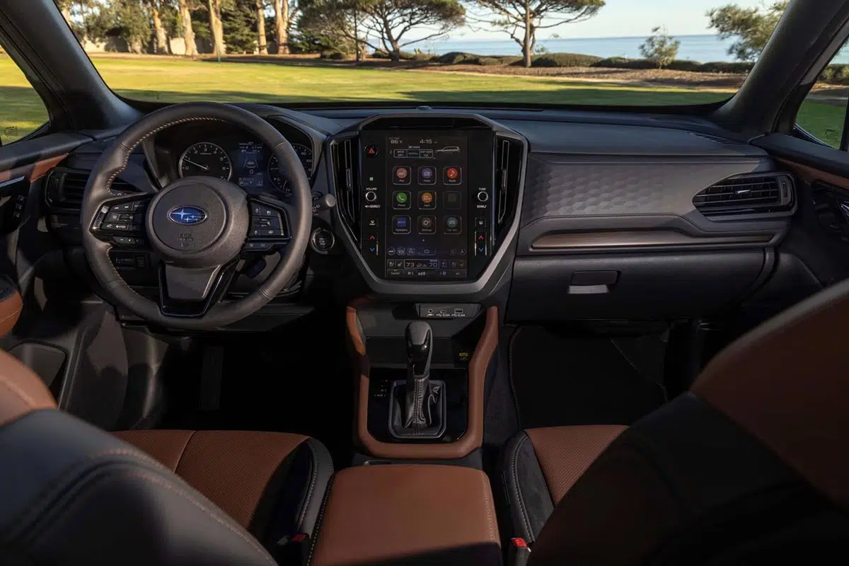Interior del Subaru Forester Wilderness 2025 con pantalla multimedia, acabados exclusivos y asientos resistentes.