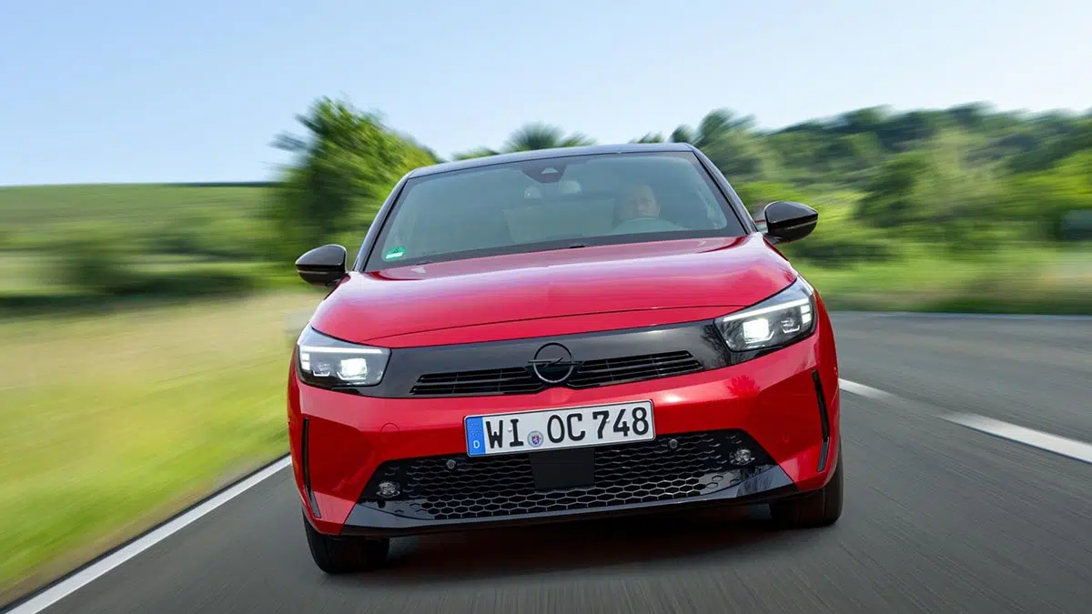 Vista frontal y lateral del Opel Corsa 2025, mostrando su diseño dinámico y sus nuevas llantas.