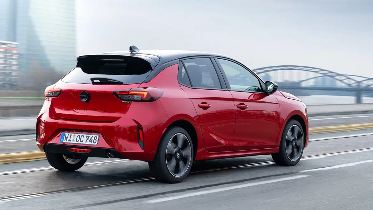 Vista trasera del Opel Corsa 2025 con sus luces LED y su emblema modernizado.