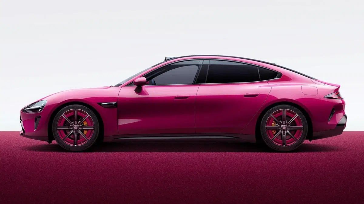 Coche eléctrico Xiaomi SU7 en color rosa, ilustrando su diseño elegante y su rendimiento avanzado que la convierten en un serio competidor para Tesla.