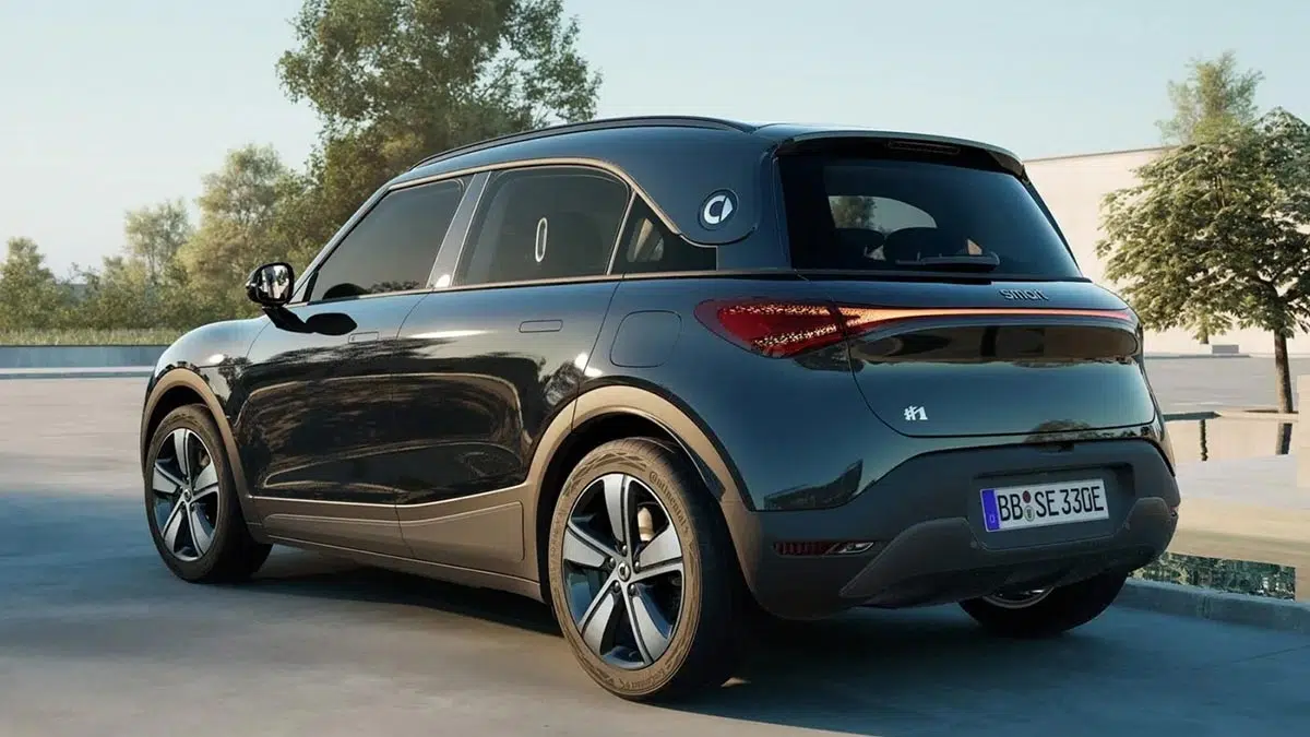 Vista trasera del Smart #1 Pure+, destacando su diseño compacto y elegante. Las luces LED horizontales, el logo Smart centrado y las líneas fluidas de la carrocería refuerzan su aspecto moderno y dinámico.
